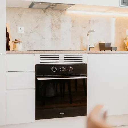 Apartment Mary Orange - No 236 Rc E - Elegant Two-bedroom Urban Retreat Lissabon